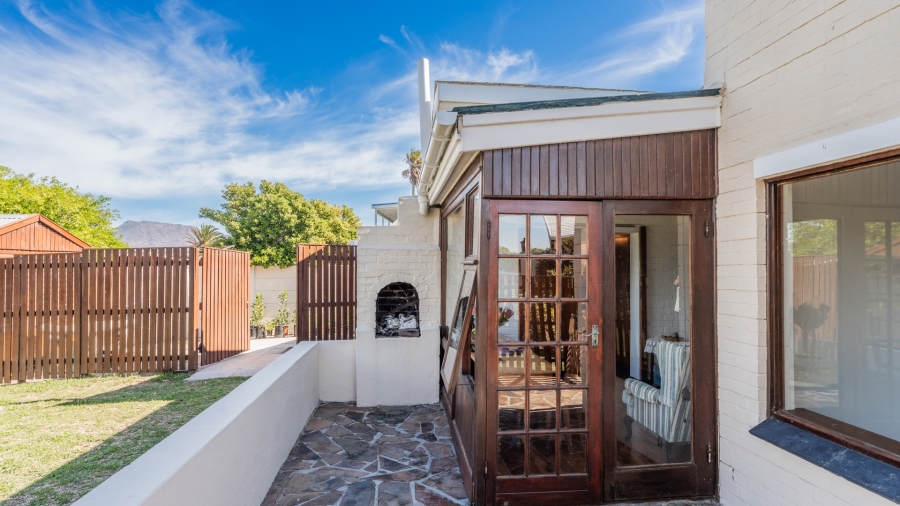 5 Bedroom Property for Sale in Zeekoevlei Western Cape